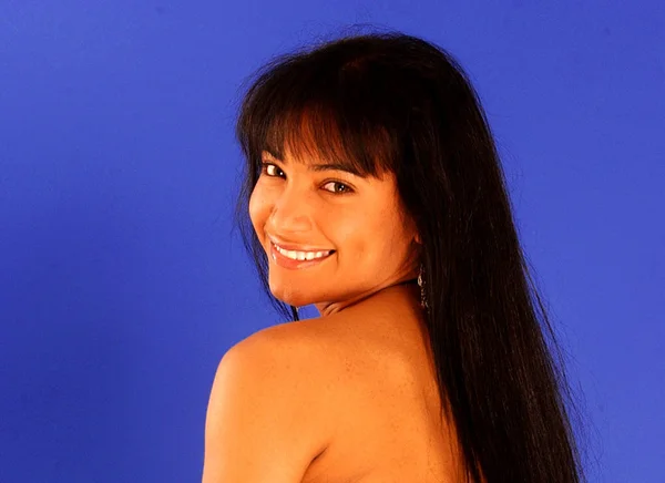 Rozkošná Latinsky Mladá Dáma Staví Plné Modré Kopii Pozadí Izolované — Stock fotografie