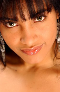 Çarpıcı güzel sevimli esmer sıkı yakın çekim yüz çekim