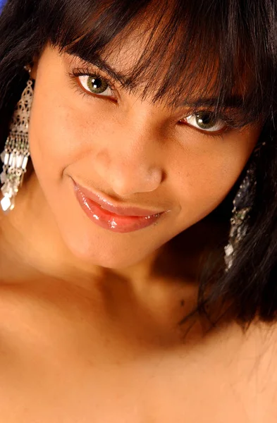 Çarpıcı güzel sevimli esmer sıkı yakın çekim yüz çekim