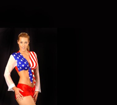 Oldukça seksi busty profesyonel model kırmızı beyaz ve mavi kıyafet