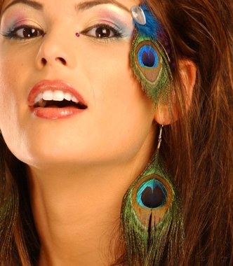 Güzel yakın yukarı yüzü tüyler çarpıcı gözleri ve kırmızı ruj ile vurdu