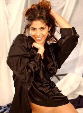 Altın tentli güzel kahverengi gözlü Latin bayan siyah saten cüppe keyifli vücut eğlenceli çekici bakmak yaramaz kolej okul kız pinup poster mükemmel takvim çekici sevimli gözleri yumuşak nazik dokunuş çalış