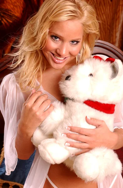 Scruffy Witte Teddybeer Krijgt Knuffels Van Mooie Blonde Meisje Glimlachen — Stockfoto