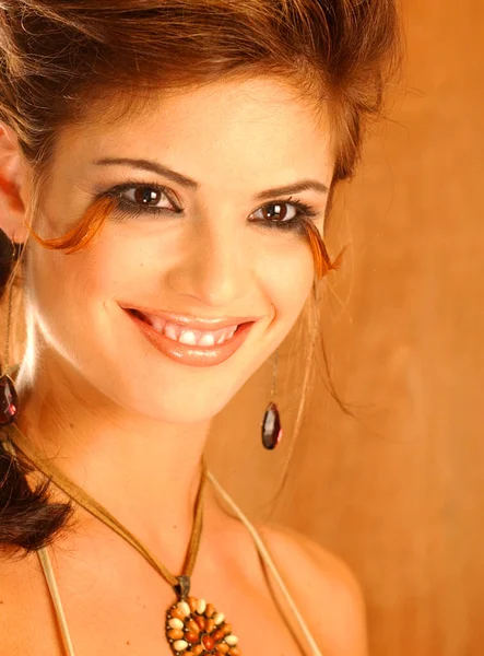 Close Face Shot Beleza Morena Com Maquiagem Olho Pena Laura — Fotografia de Stock