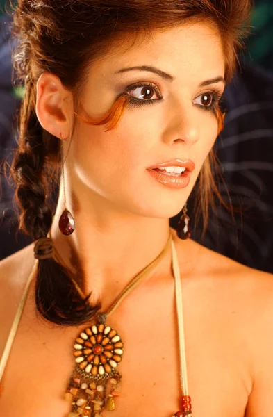 Close Face Shot Brunette Beauty Feather Eye Makeup Croft Smiling — Stock Photo, Image