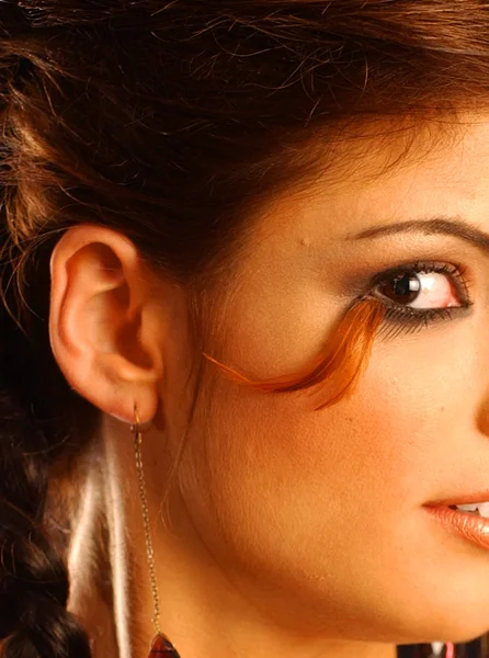 Close Face Shot Beleza Morena Com Maquiagem Olho Pena Croft — Fotografia de Stock