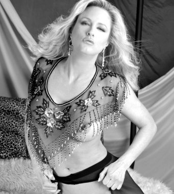 Yatak odası fotoğraf stüdyosunda poz veren olgun bir kadın seks oyunu için fantezi kıyafeti ve ön sevişme takvim için mükemmel göğüsler ve göğüs uçları katıksız seksi üstteki güzel bayan büyüleyici büyüleyici gözler sevgili değerli vücut 