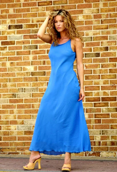 Mooie Mode Model Lange Blauwe Jurk Buurt Van Baksteen Muur — Stockfoto