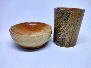 Geleneksel ahşap kase ve fincan beyaz arka planda izole edilmiş.