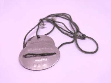 Yuvarlak asker künyesinde ip var..