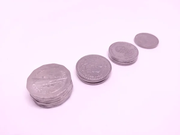 白色背景下的孟加拉国货币硬币 — 图库照片