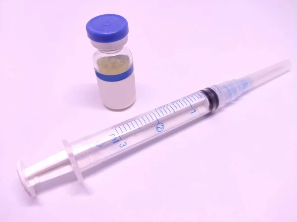 Vial Vacuna Médica Con Inyección Estéril Aislada Sobre Fondo Blanco —  Fotos de Stock