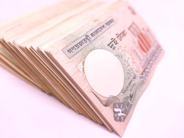 Bangladeş banknotlarından oluşan iki yığın beyaz arka planda izole edilmiş.