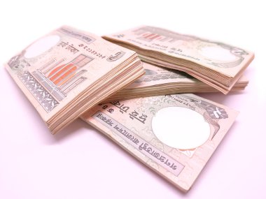 Bangladeş banknotlarından oluşan iki yığın beyaz arka planda izole edilmiş.