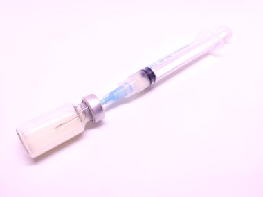 Şırınga ve aşı şişesi. Cerrahi ekipman enjeksiyonuna hazırlanın..