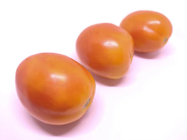 Drei Frische Tomaten Isoliert Auf Weiß — Stockfoto