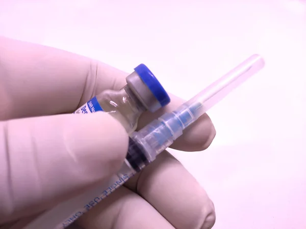 Transparente Spritze Mit Geschlossenem Deckel Und Einem Impffläschchen Das Von — Stockfoto