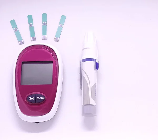 Glucometer Met Teststrips Witte Achtergrond Het Concept Van Diabetes Bloedsuikermeting — Stockfoto