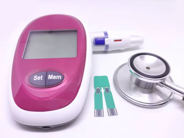 糖尿病治疗 血糖测量概念中从白底分离的糖表 条带和听诊器 — 图库照片