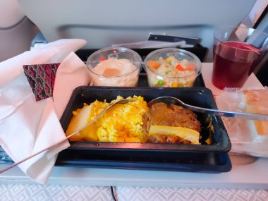 DOHA, Katar - 4 Mart 2020: Katar Havayolları 'nın Doha' dan Casablanca, Fas 'a uçuşu için ekonomi sınıfı yemek hazırladı