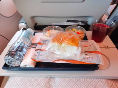 DOHA, Katar - 4 Mart 2020: Katar Havayolları 'nın Doha' dan Casablanca, Fas 'a uçuşu için ekonomi sınıfı yemek hazırladı