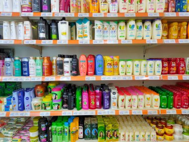 Laayoune, Fas - FEBRUARY 2, 2020: Cilt bakımı ve güzellik ürünleri Laayoune, Fas 'taki süpermarkette sergileniyor.