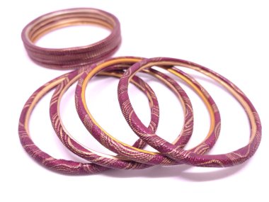 Beyaz arkaplanda çok renkli bilezikler var. Seçici odaklanma. Bilezikler geleneksel olarak Hindistan 'ın altkıtasından gelen sert bileziklerdir..