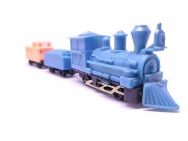 Oyuncak tren beyaz arka planda izole edildi. Çocukluk eğitimi kavramı. Seçici odak.