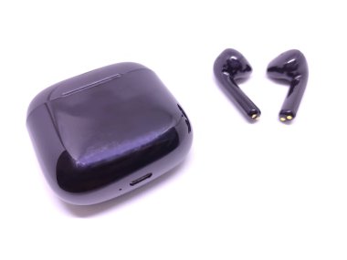 Beyaz arka planda siyah kablosuz kulaklık. Seçici odak