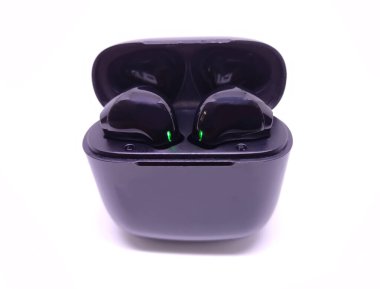 Beyaz arka planda siyah kablosuz kulaklık. Seçici odak