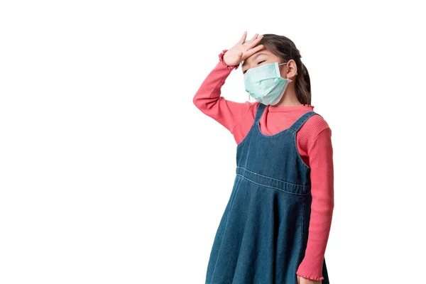 アジアの女の子は熱を持っており 温度のための彼女の頭のチェックに触れると 白の背景に隔離されたウイルスを保護するための医療用マスクを着用 クリッピングパスで ヘルスケアと感染の概念 — ストック写真