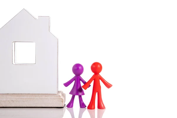 Kleurrijke familie beeldjes in houten huis op witte achtergrond met clipping pad — Stockfoto
