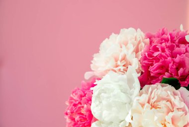 Pembe arka planda güzel çiçekler. Evrensel tebrik kartı. Öncülerle düzlük.