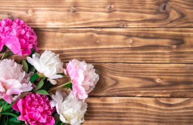 Braun pejmürde ahşap arka planda pembe güzel çiçekler. Evrensel tebrik kartı.