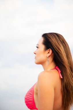 Güzellik Modeli Womam saçlarıyla nehirde kalıyor. Sudaki Güzel Genç Kadın. Yetişkin kadınlar yazın tadını çıkarır.