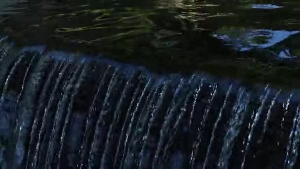 Cascada Primer Plano Agua Momento Caída Asemeja Seda Delicada — Vídeos de Stock