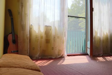 Balkon manzaralı bir oda..