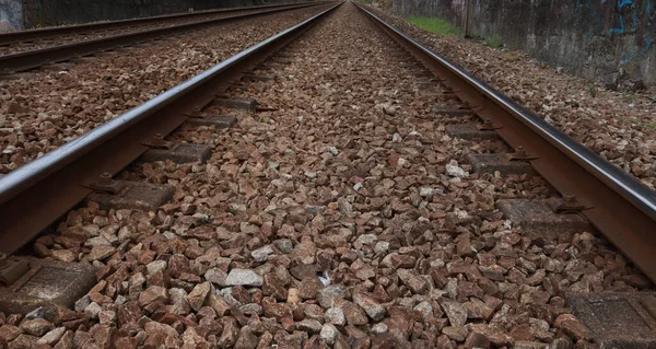 Demiryolu kapanıyor. Raylar. Perspektif. Raylar mesafeye gidiyor ve bir noktada birbirlerine bağlılar..