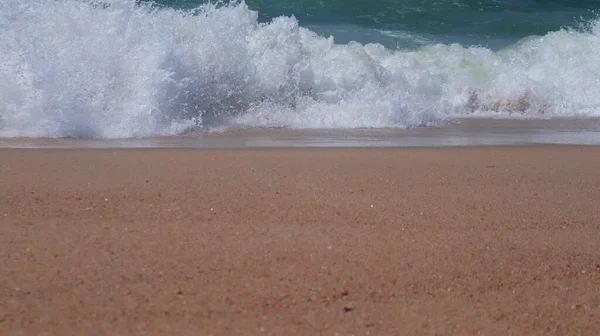 在沙滩上喷出浪花和泡沫 一个风景如画的浪花与海岸碰撞的图像 后续行动 — 图库照片