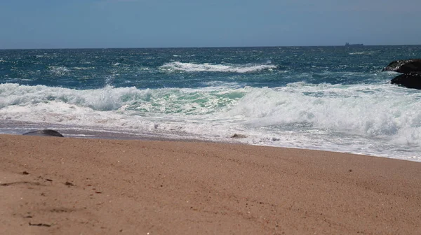 砂浜と絵のように美しい波が海岸を越えて上昇しています — ストック写真