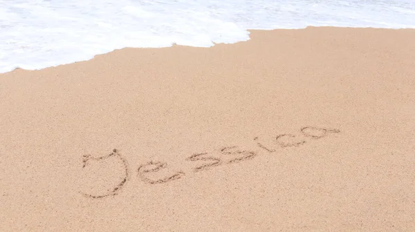 Jessica mı? Kumdaki isim, kumdaki ismin yazılışı, dalganın yıkadığı. Yaratıcı kavram.