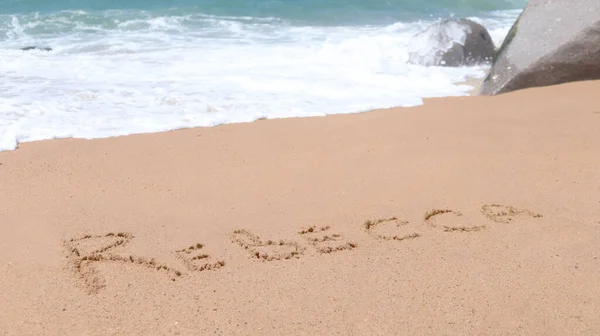 丽贝卡沙地上的名字沙地上的名字 被海浪冲刷过 创意概念 — 图库照片