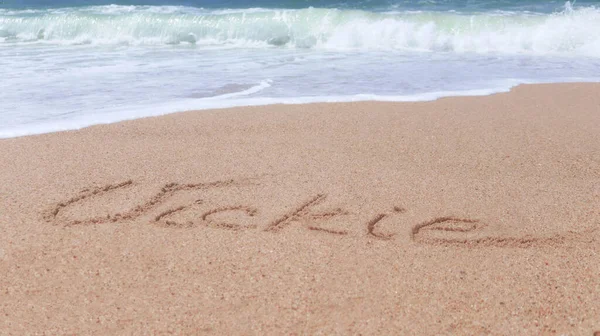 薇琪沙地上的名字沙地上的名字 被海浪冲刷过 创意概念 — 图库照片