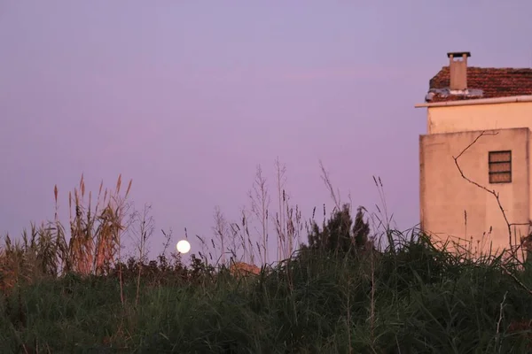 Gizemli akşam manzarası. Dolunay.