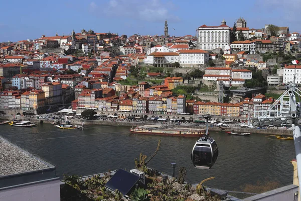 Porto, Portekiz 'in tarihi merkezi. Douro Nehri 'nin panoramik manzarası, fayanslı çatıları olan evler, füniküler.