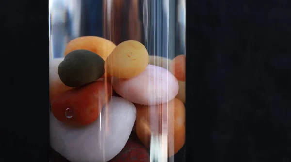 Guijarros Marinos Multicolores Vaso Con Agua Sobre Fondo Negro Vista — Foto de Stock