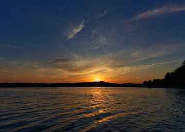 Mecklenburg 'da güzel bir denizde gün batımı