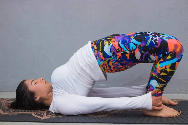 Woman Doing Yoga Mat While Holding Her Ankles — Stock Photo, Image