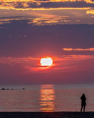 Samanyolu gökyüzü Rockport, Massachusetts 'te kalenin üstünde.