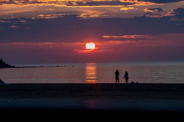 Samanyolu gökyüzü Rockport, Massachusetts 'te kalenin üstünde.